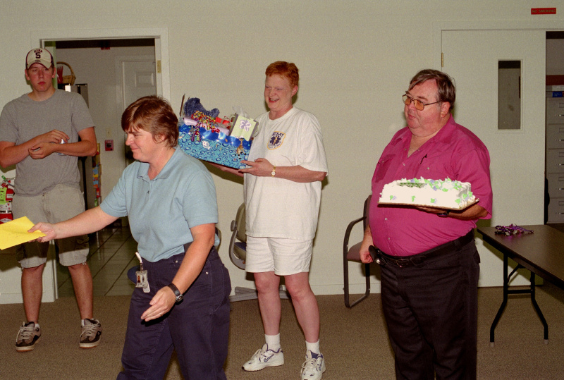 ../historic_photos/images_large/2004-8-3_picnic_7_Cindy_Ellen_Gerberding_Dan_Boone.jpg