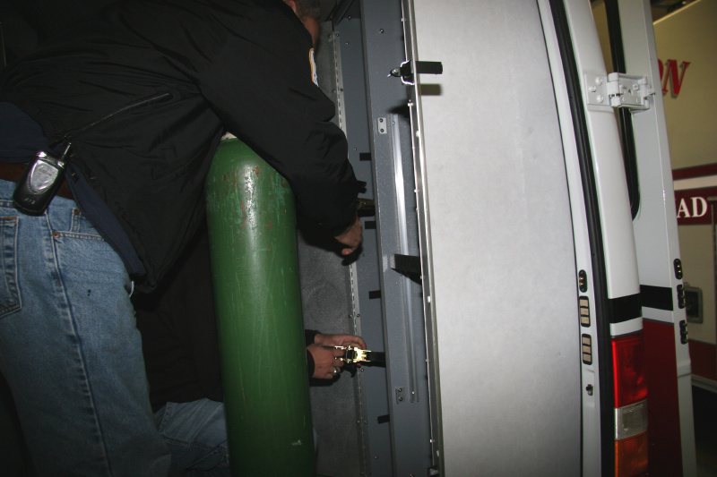 historic_photos/images_large/2006-10-14_Sprinter_16_Tom_Tedd_installing_O2.jpg