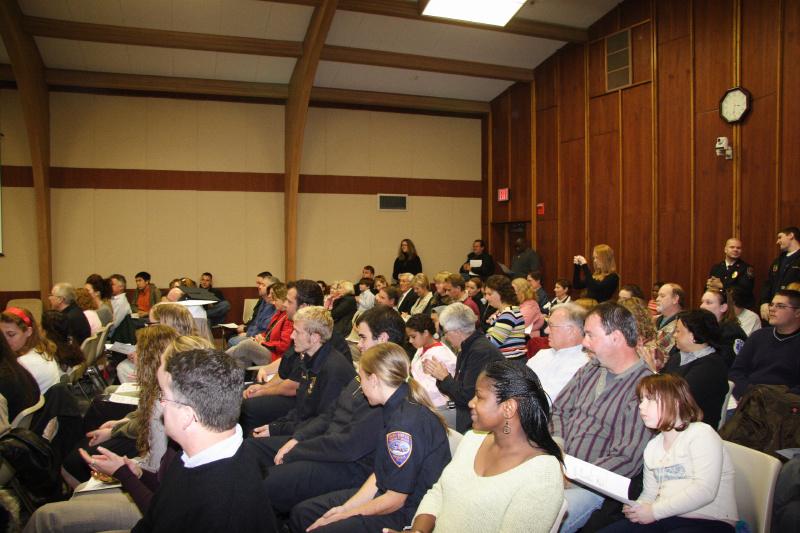 historic_photos/images_large/2007-11-17_EMT_class_5_crowd.jpg